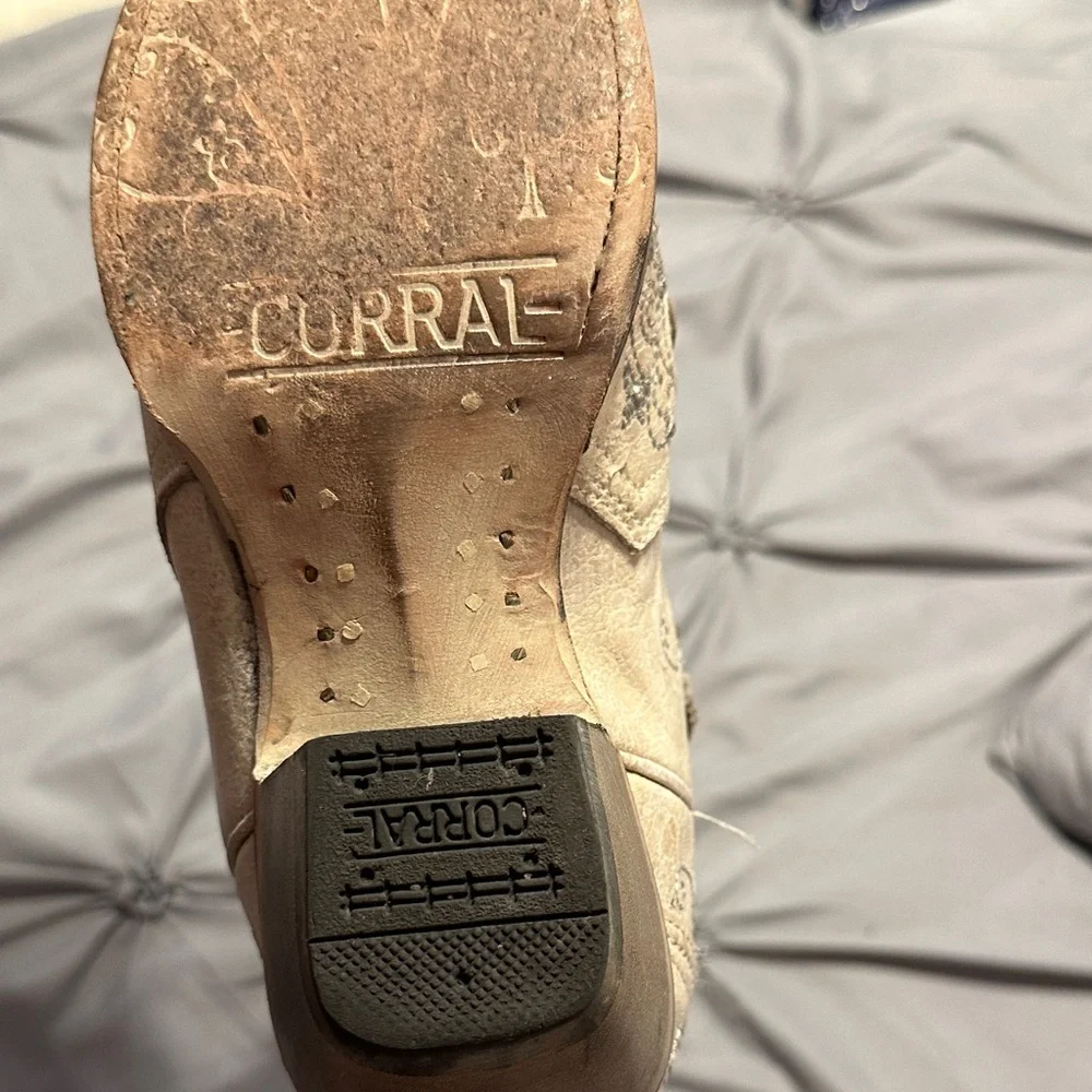 Corral Intricate Embroidered Tan Boots - Picture 2 of 5